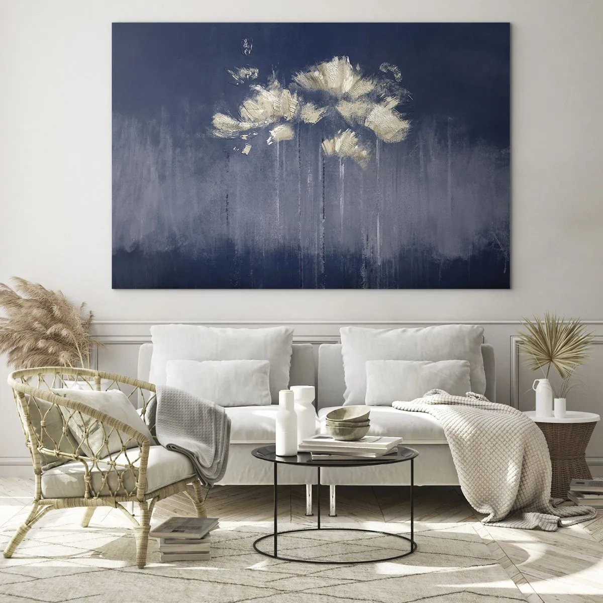 Glastavla - Bild på glas - Abstrakt guldfärgad blomsterarrangemang på marinblå bakgrund - 70x50cm - Som kronblad i vinden - Modern väggdekoration för vardagsrum och sovrum ARTTOR