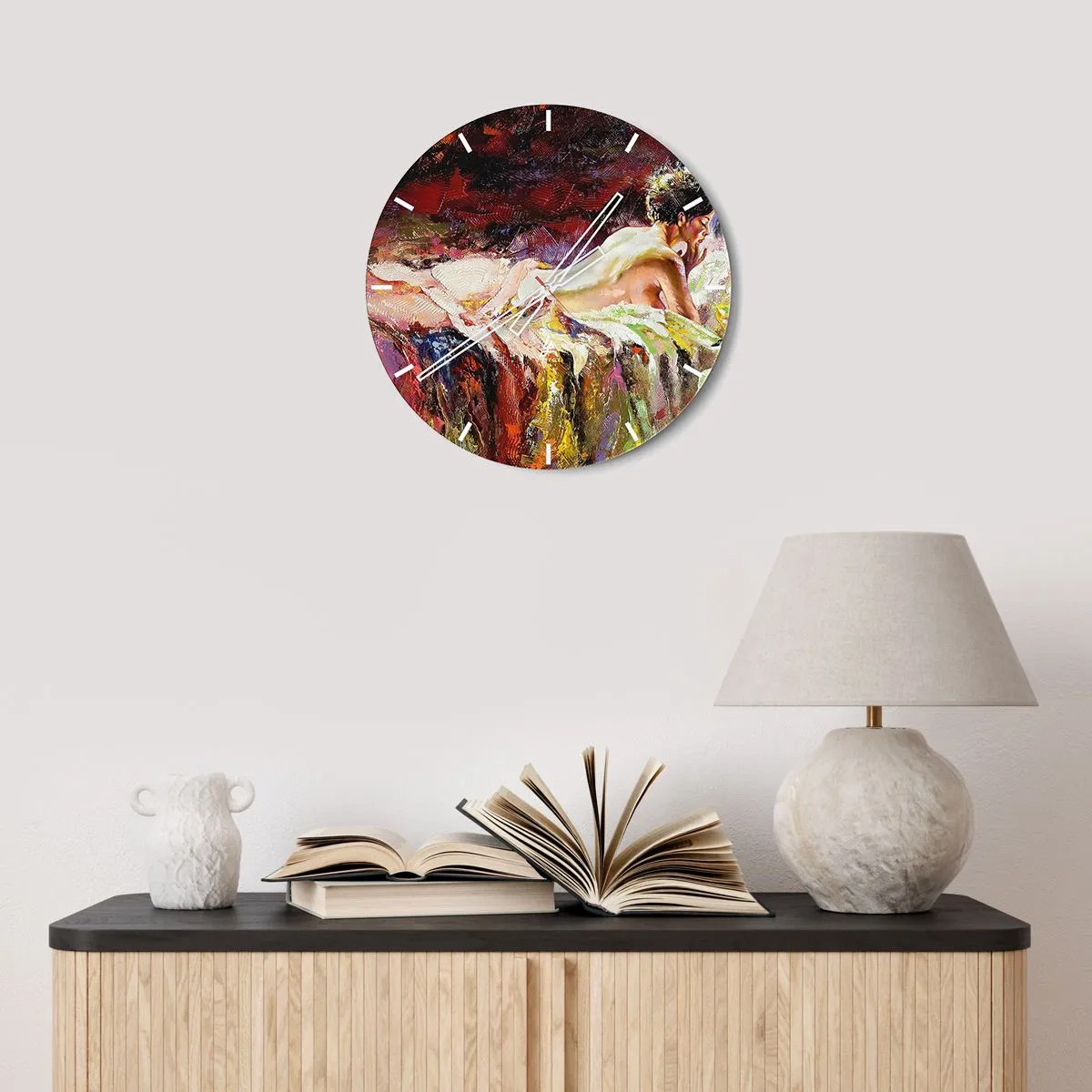 Väggklocka - Klocka på glas - En konstnärlig representation av en liggande figur mot en färgglad abstrakt bakgrund. - 30x30cm - Venus försänkt i sina tankar - Modern väggdekoration för vardagsrum, kök och sovrum ARTTOR