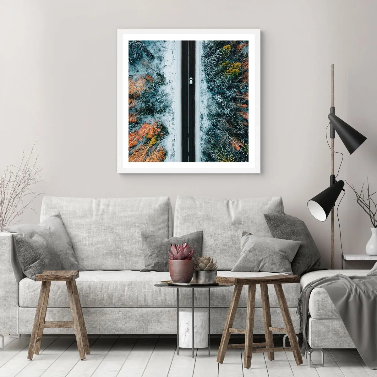 Affisch i vit ram - Genom vinterskogen - 40x40 cm