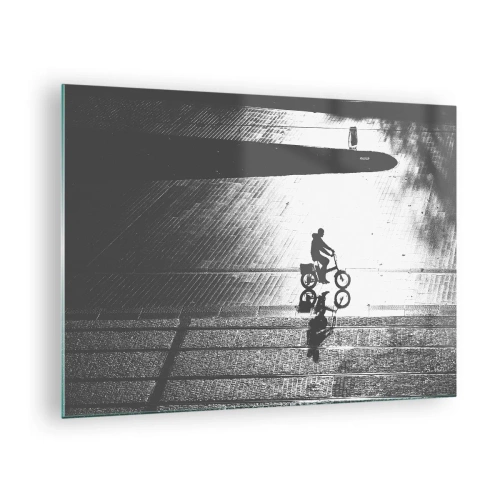 Glastavla - Bild på glas - Man cyklar genom staden, reflektion i vattnet, svartvit bild - 70x50cm - Rakt fram genom staden - Modern väggdekoration för vardagsrum och sovrum ARTTOR