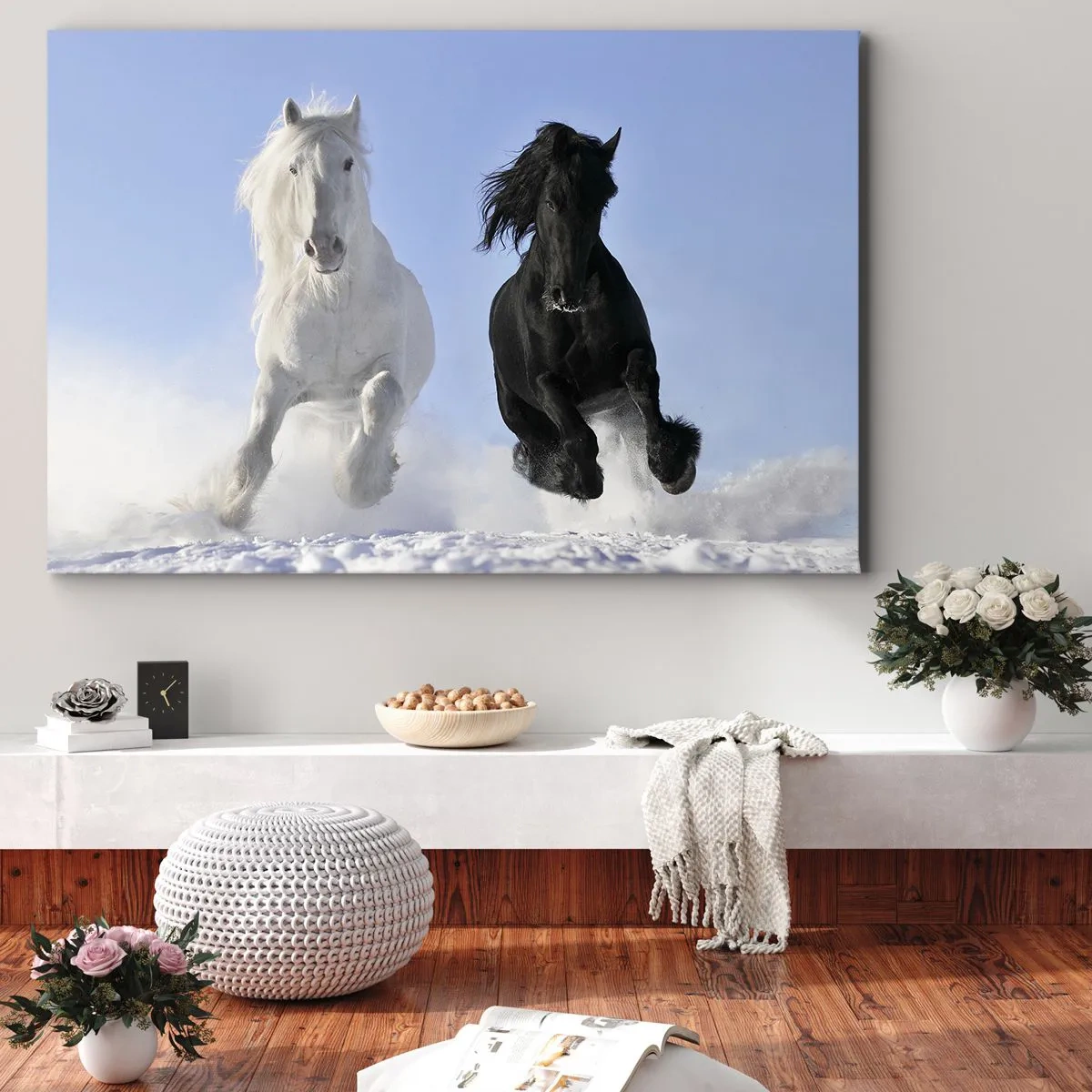 Canvastavla - Bild på duk - En vit och en svart häst galopperar genom snön - 70x50cm - Svart-vit galopp - Modern väggdekoration för vardagsrum och sovrum ARTTOR