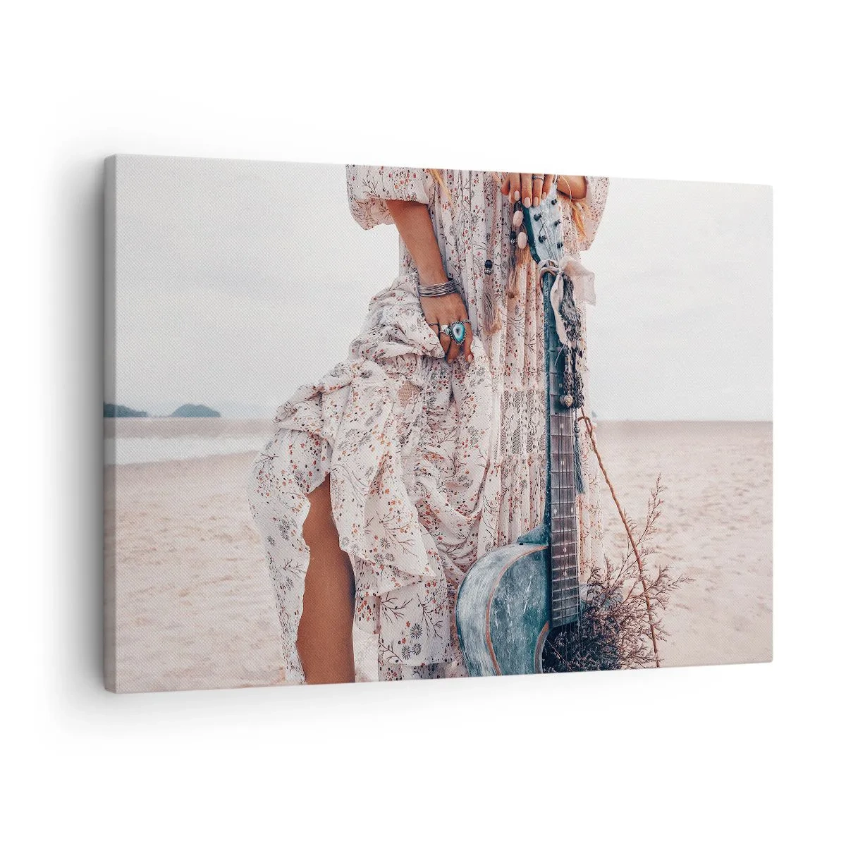 Canvastavla - Bild på duk - Boho stil kvinna med gitarr på stranden - 70x50cm - Flower power på väg - Modern väggdekoration för vardagsrum och sovrum ARTTOR