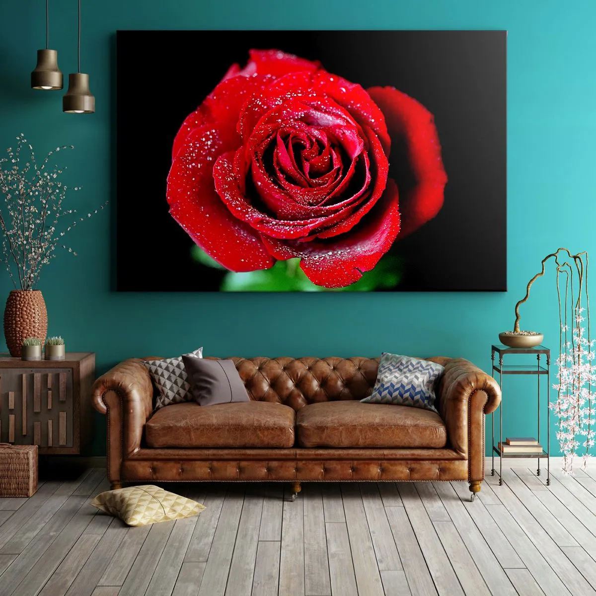 Canvastavla - Bild på duk - En röd ros täckt med daggdroppar på en svart bakgrund. - 70x50cm - Det är just kärlek - Modern väggdekoration för vardagsrum och sovrum ARTTOR