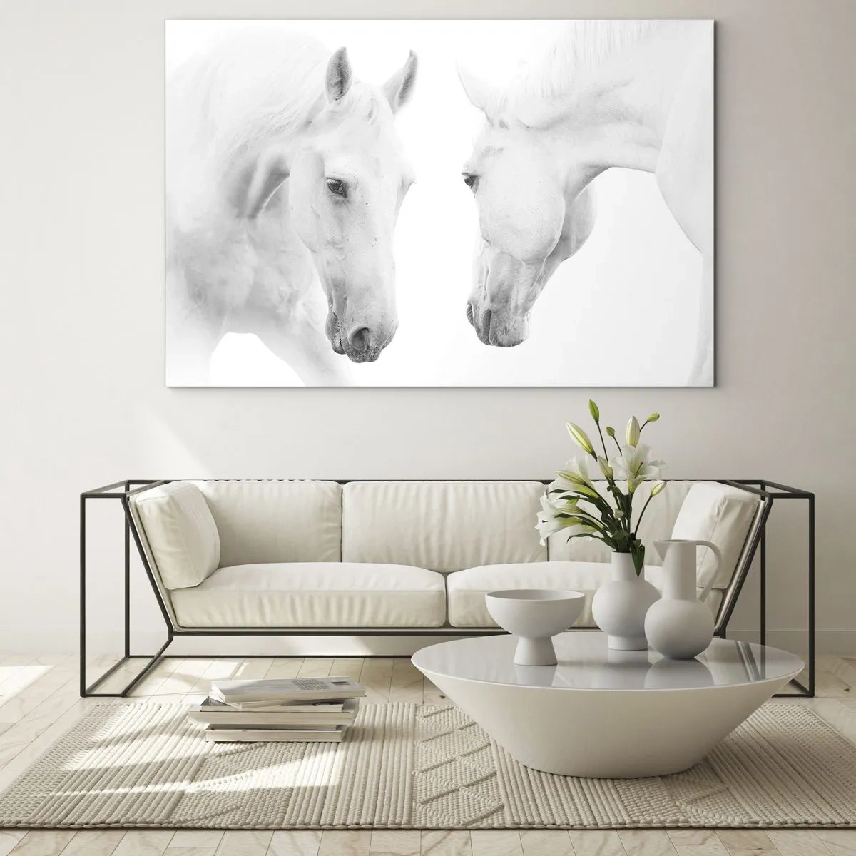 Glastavla - Bild på glas - Två vita hästar mitt emot varandra mot en ljus bakgrund - 70x50cm - Är det vänskap…? - Modern väggdekoration för vardagsrum och sovrum ARTTOR