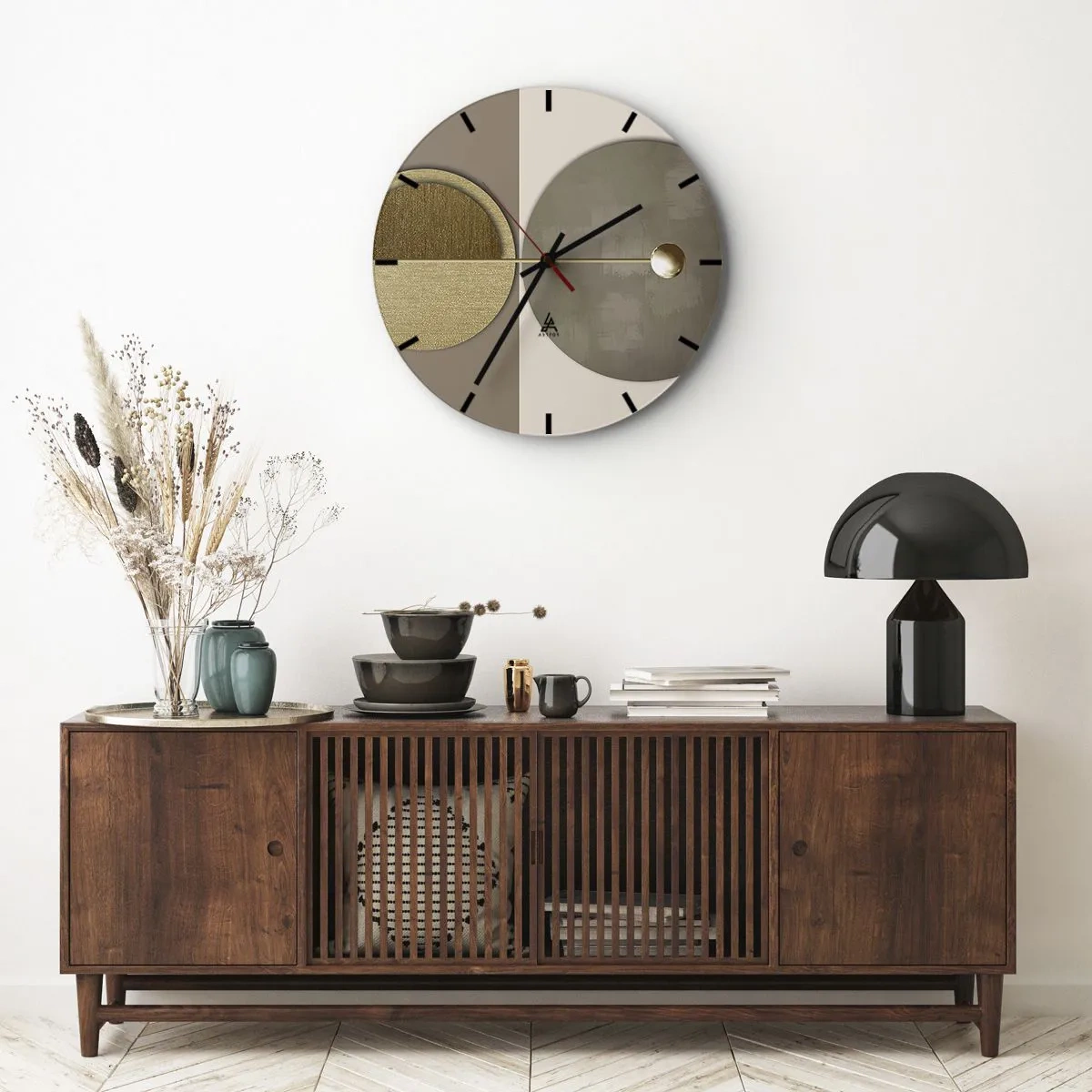 Väggklocka - Klocka på glas - Guld- och beige geometriska former mot en kontrasterande bakgrund - 30x30cm - Perfekt balans - Modern väggdekoration för vardagsrum, kök och sovrum ARTTOR