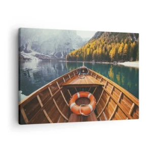 Canvastavla - Bild på duk - En träbåt på en bergsjö omgiven av skog - 70x50cm - Utflykt i fjällen - Modern väggdekoration för vardagsrum och sovrum ARTTOR