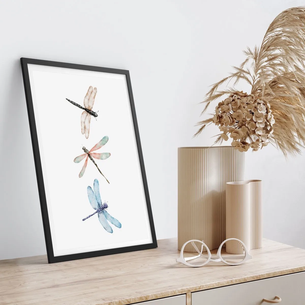 Affisch i svart ram - Tre trollsländor målade i akvarell - 50x70cm - Viktlösa trollsländor - Modern väggdekoration för vardagsrum och sovrum ARTTOR