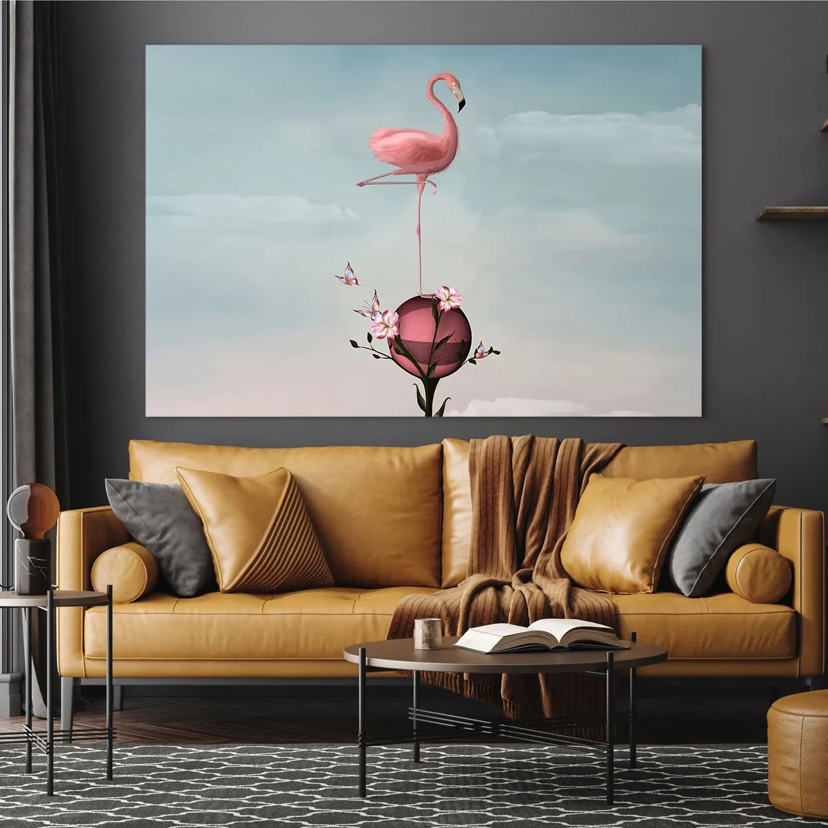 Glastavla - Bild på glas - En rosa flamingo som står på en dekorativ boll med blommor och fjärilar. - 70x50cm - Basketbollens allegori - Modern väggdekoration för vardagsrum och sovrum ARTTOR