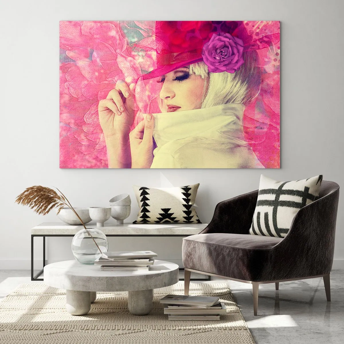Glastavla - Bild på glas - Illustration av en kvinna med en rosa hatt och en blomma i bakgrunden - 70x50cm - Retroporträtt i rosa ångor - Modern väggdekoration för vardagsrum och sovrum ARTTOR