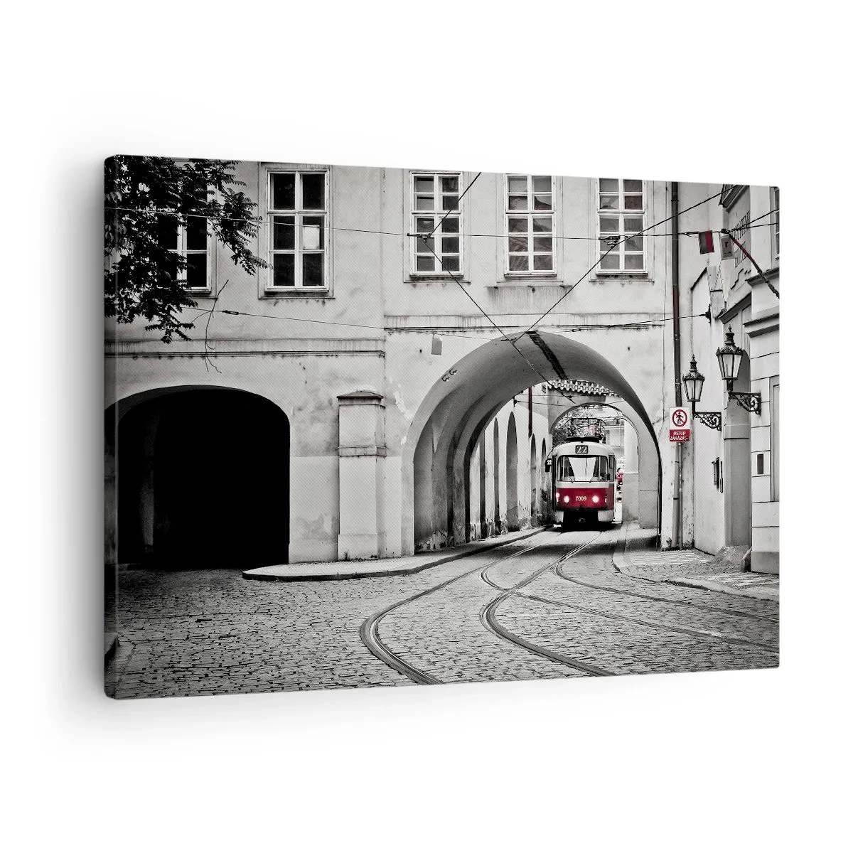 Canvastavla - Bild på duk - En svartvit spårvagn på en historisk stadsgata - 70x50cm - Genom stadens labyrint - Modern väggdekoration för vardagsrum och sovrum ARTTOR