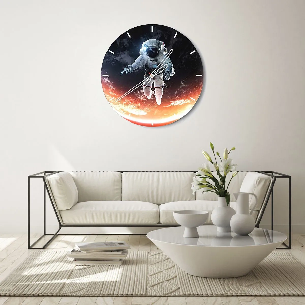 Väggklocka - Klocka på glas - En astronaut som svävar i rymden med utsikt över jorden - 30x30cm - Får jag stanna en stund till? - Modern väggdekoration för vardagsrum, kök och sovrum ARTTOR