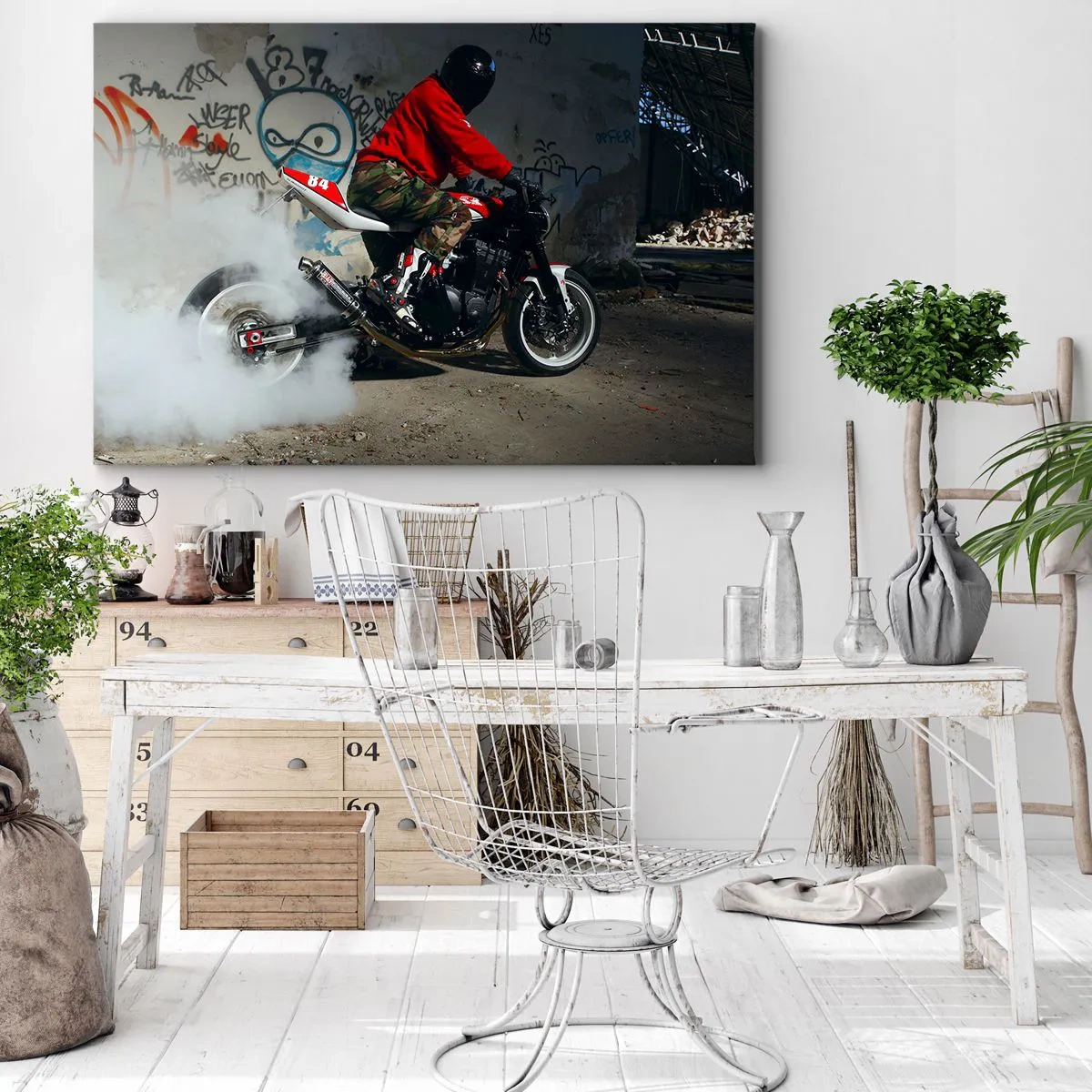Canvastavla - Bild på duk - En motorcyklist utför en spektakulär drift i en övergiven byggnad täckt av graffiti. - 70x50cm - Jaga mig! - Modern väggdekoration för vardagsrum och sovrum ARTTOR