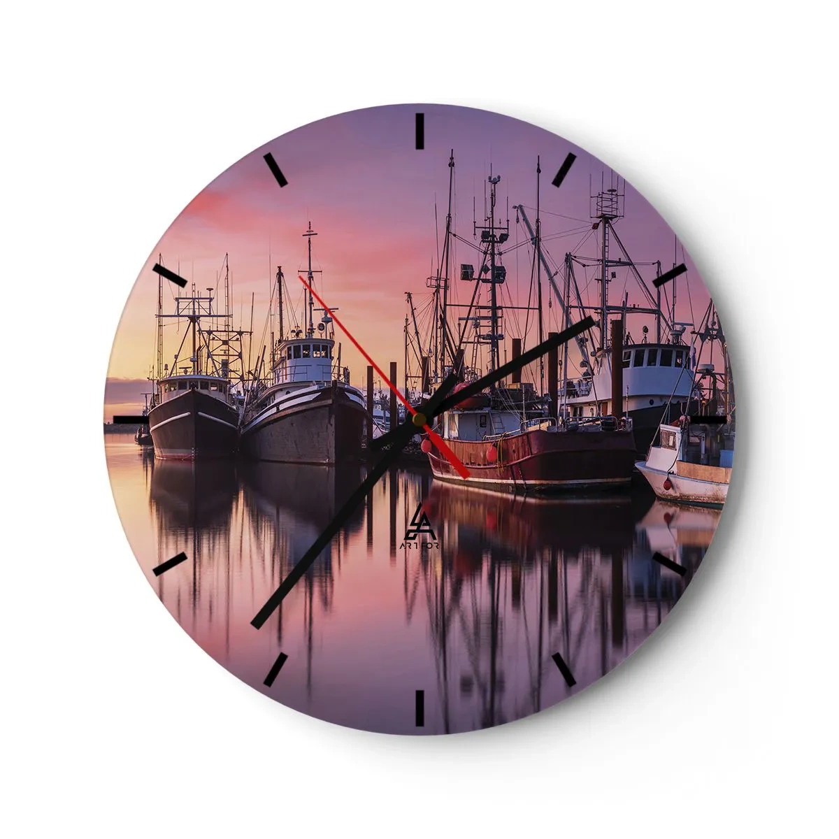Väggklocka - Klocka på glas - Fiskebåtar förtöjda i hamnen vid solnedgången - 30x30cm - Inför nästa dag - Modern väggdekoration för vardagsrum, kök och sovrum ARTTOR