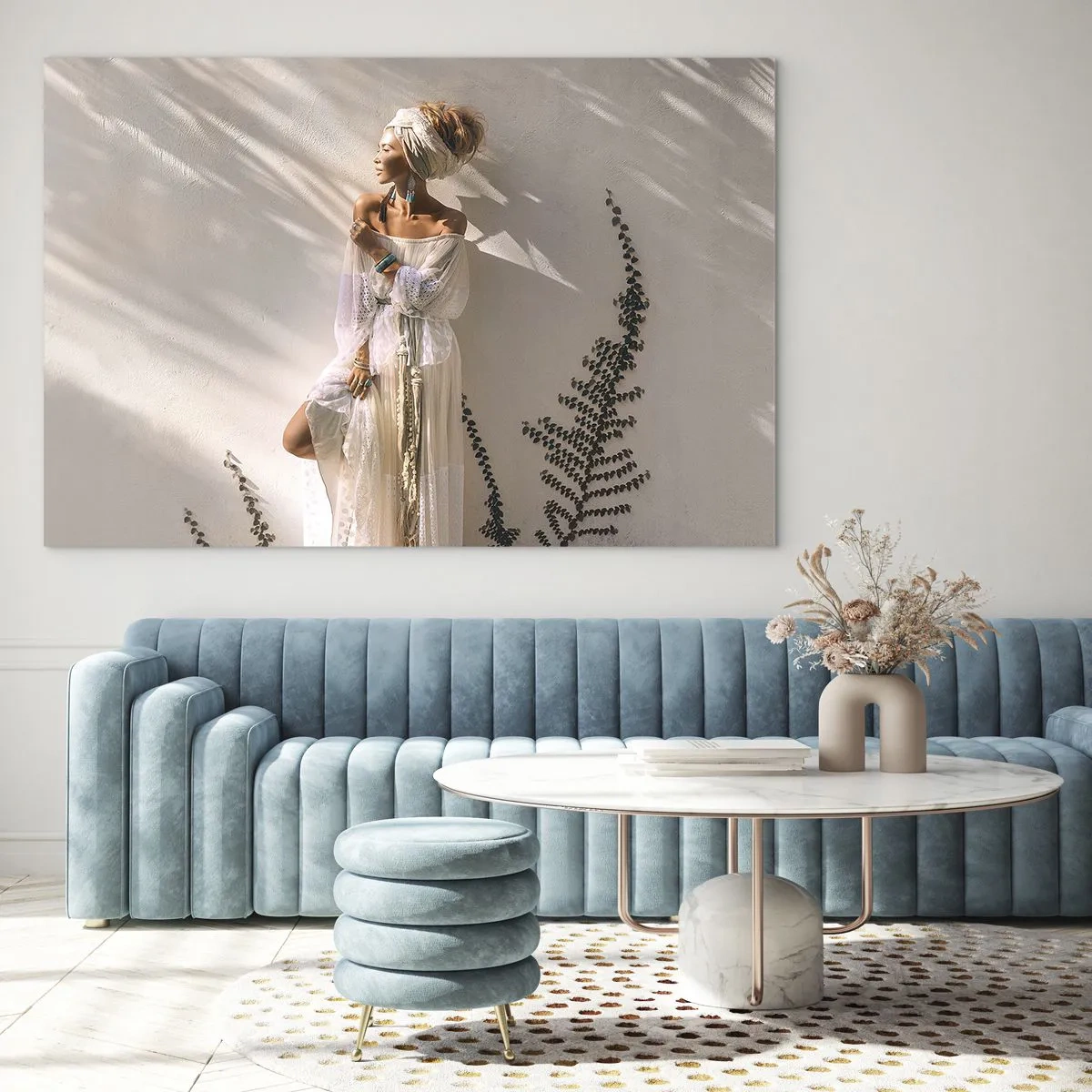Glastavla - Bild på glas - En kvinna i boho-stil mot bakgrund av en ljus vägg och växtskuggor - 70x50cm - Solen och flickan - Modern väggdekoration för vardagsrum och sovrum ARTTOR