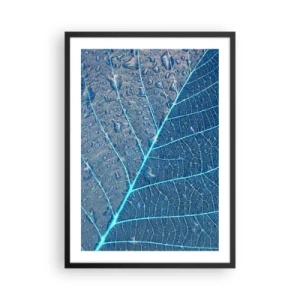 Affisch i svart ram - Närbild av ett löv i nyanser av blått - 50x70cm - Livet i det blåa - Modern väggdekoration för vardagsrum och sovrum ARTTOR