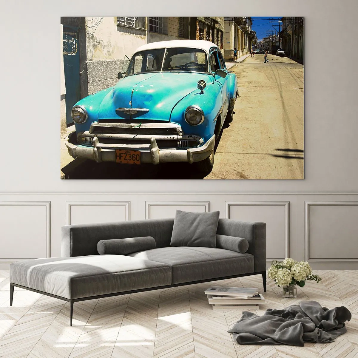 Glastavla - Bild på glas - Blå veteranbil på gatan i solen - 70x50cm - Evviva Cuba! - Modern väggdekoration för vardagsrum och sovrum ARTTOR