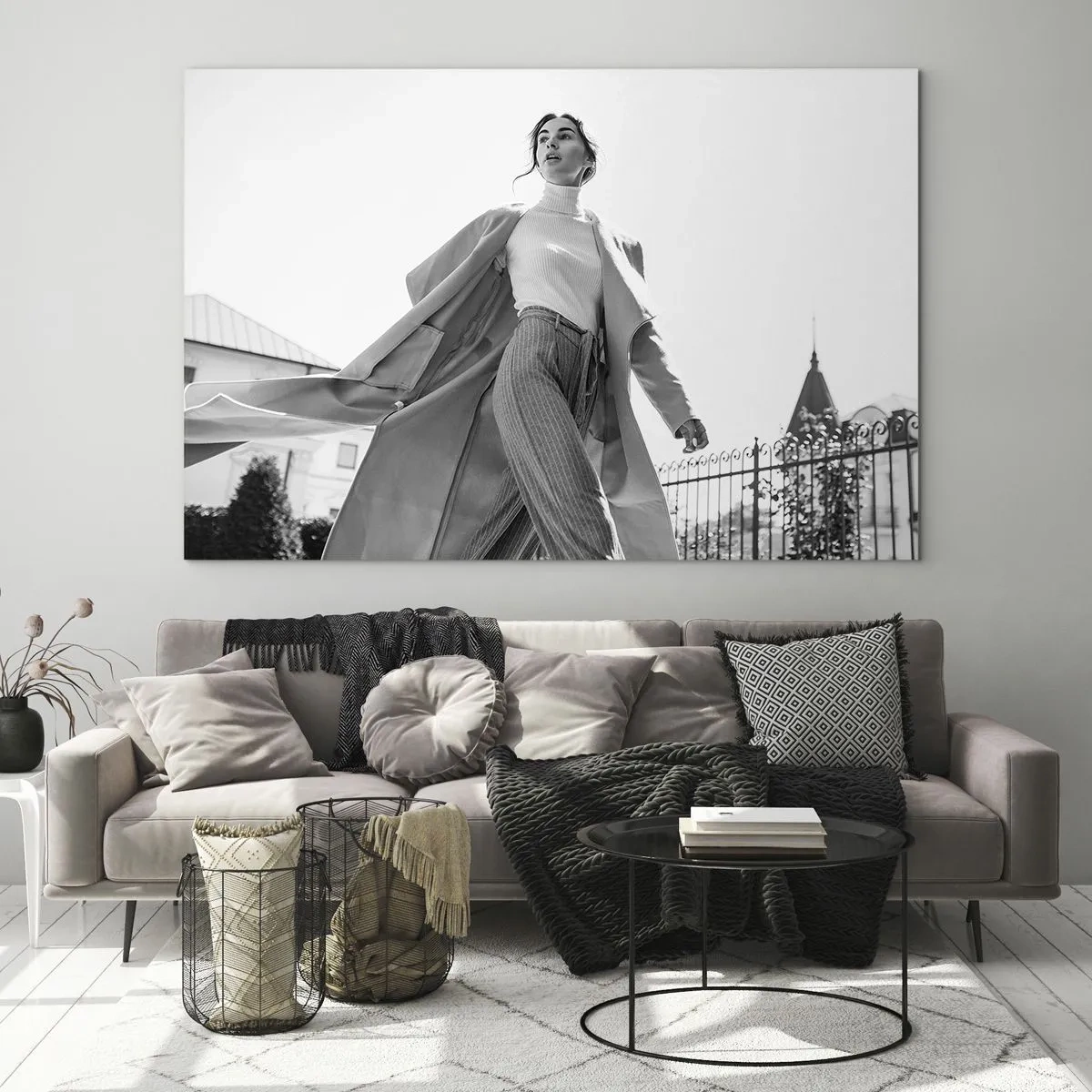 Glastavla - Bild på glas - En elegant kvinna i rörelse mot bakgrund av urban arkitektur - 70x50cm - Följer du med mig? - Modern väggdekoration för vardagsrum och sovrum ARTTOR