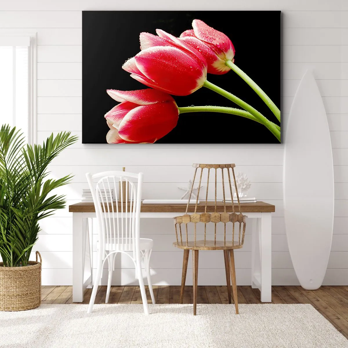 Canvastavla - Bild på duk - Röda tulpaner med daggdroppar på svart bakgrund - 70x50cm - Ett löfte om en ren kärlek - Modern väggdekoration för vardagsrum och sovrum ARTTOR