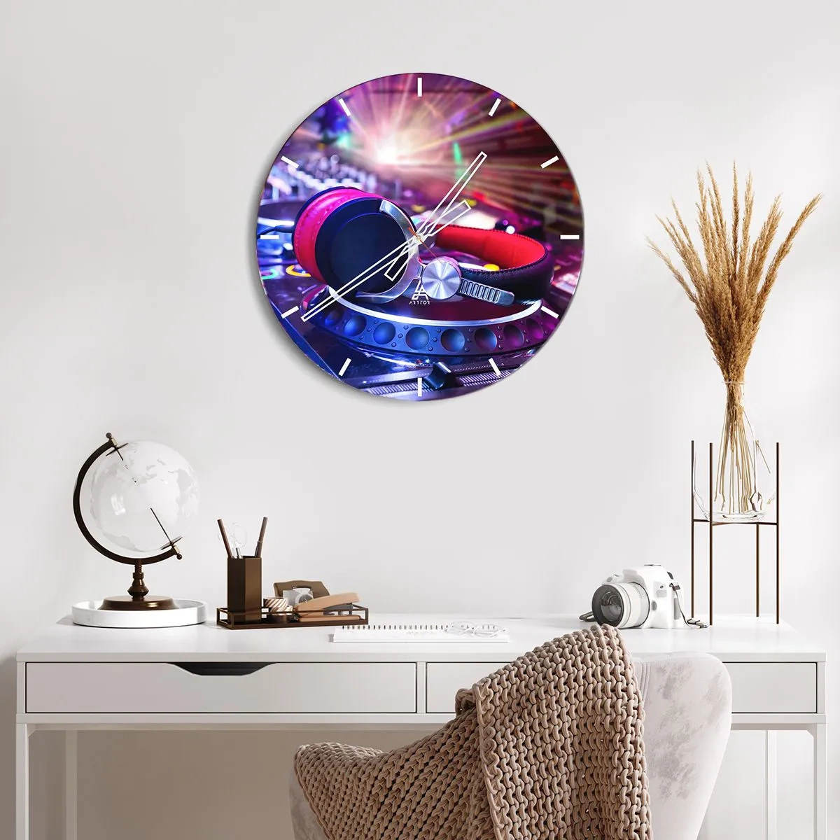 Väggklocka - Klocka på glas - DJ-hörlurar och konsol i färgglad spotlight - 30x30cm - Låt partyt börja - Modern väggdekoration för vardagsrum, kök och sovrum ARTTOR