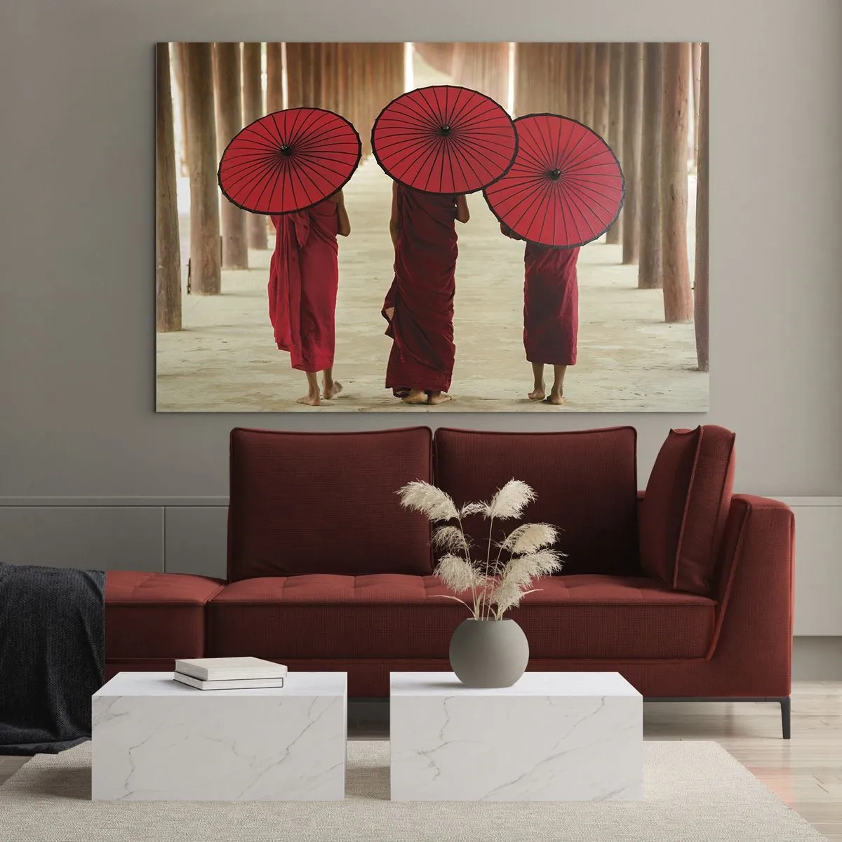 Glastavla - Bild på glas - Munkar med röda paraplyer som går längs en träkorridor - 70x50cm - På väg mot Rena landet - Modern väggdekoration för vardagsrum och sovrum ARTTOR