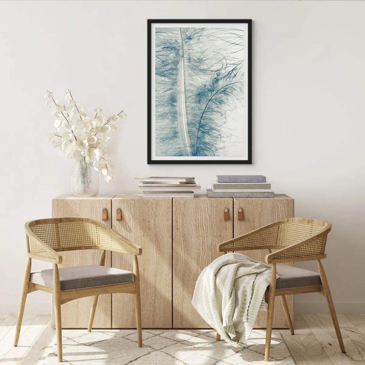 Affisch i svart ram - En delikat fjäder i subtila nyanser av blått - 50x70cm - Naturens viskningar - Modern väggdekoration för vardagsrum och sovrum ARTTOR