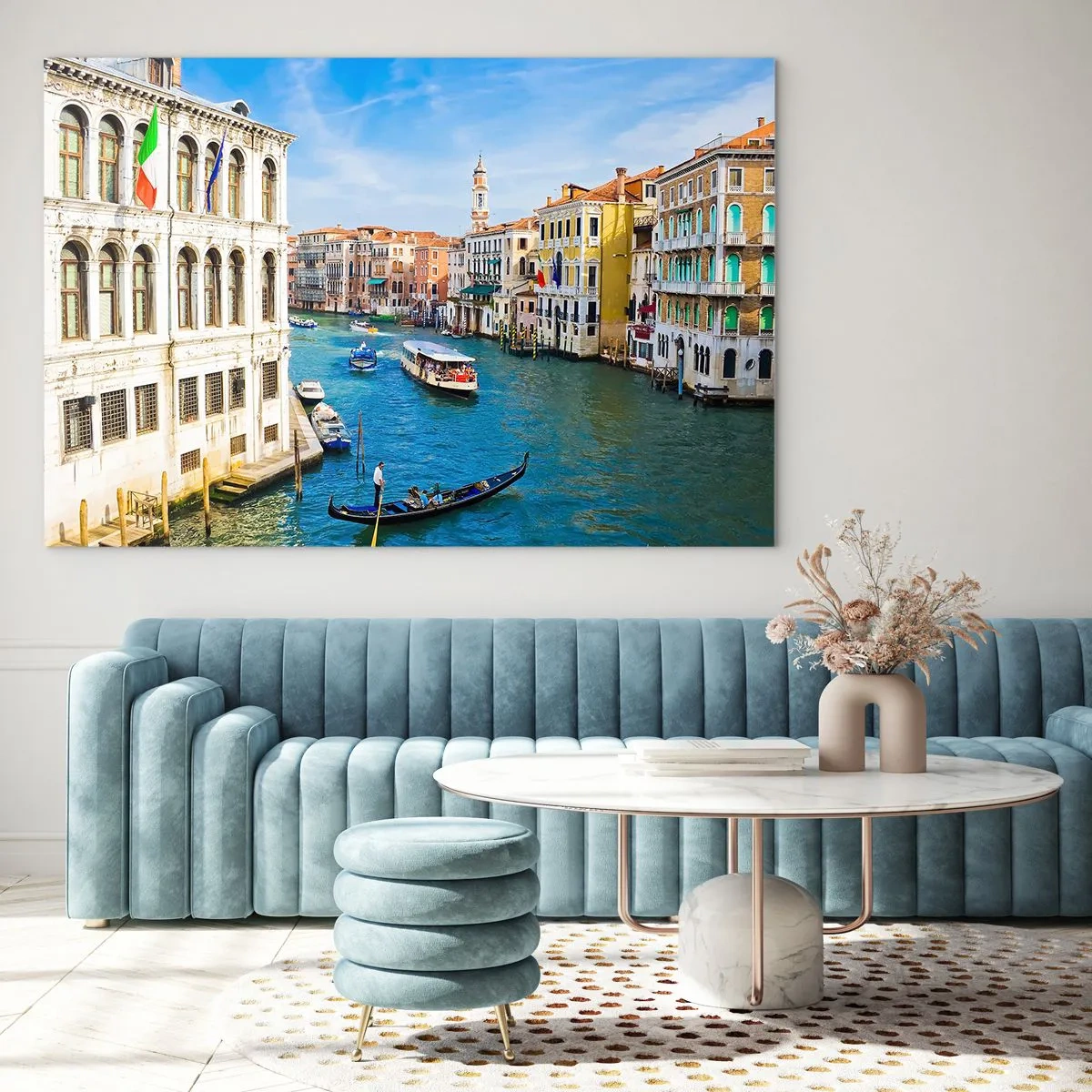 Glastavla - Bild på glas - En kanal i Venedig med gondoler och båtar på vattnet - 70x50cm - Den mest otypiska gatutrafiken i världen - Modern väggdekoration för vardagsrum och sovrum ARTTOR