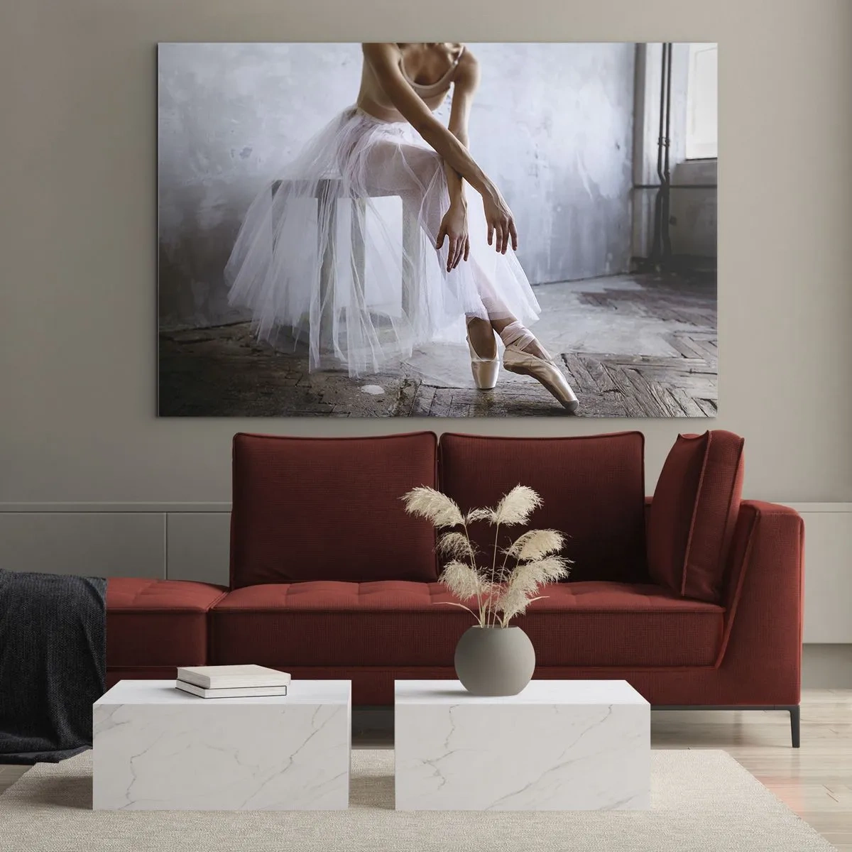 Glastavla - Bild på glas - En ballerina i tyllkjol vilar i hallen - 70x50cm - Innan rampljuset tänds - Modern väggdekoration för vardagsrum och sovrum ARTTOR
