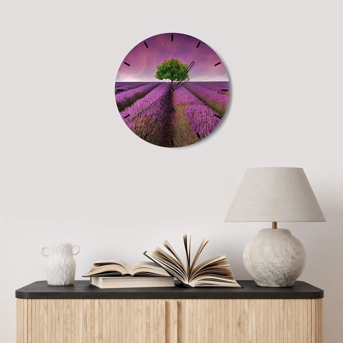 Väggklocka - Klocka på glas - Ett lavendelfält med ett ensamt träd mot en färgglad himmel - 30x30cm - På lavendelåkrarna - Modern väggdekoration för vardagsrum, kök och sovrum ARTTOR