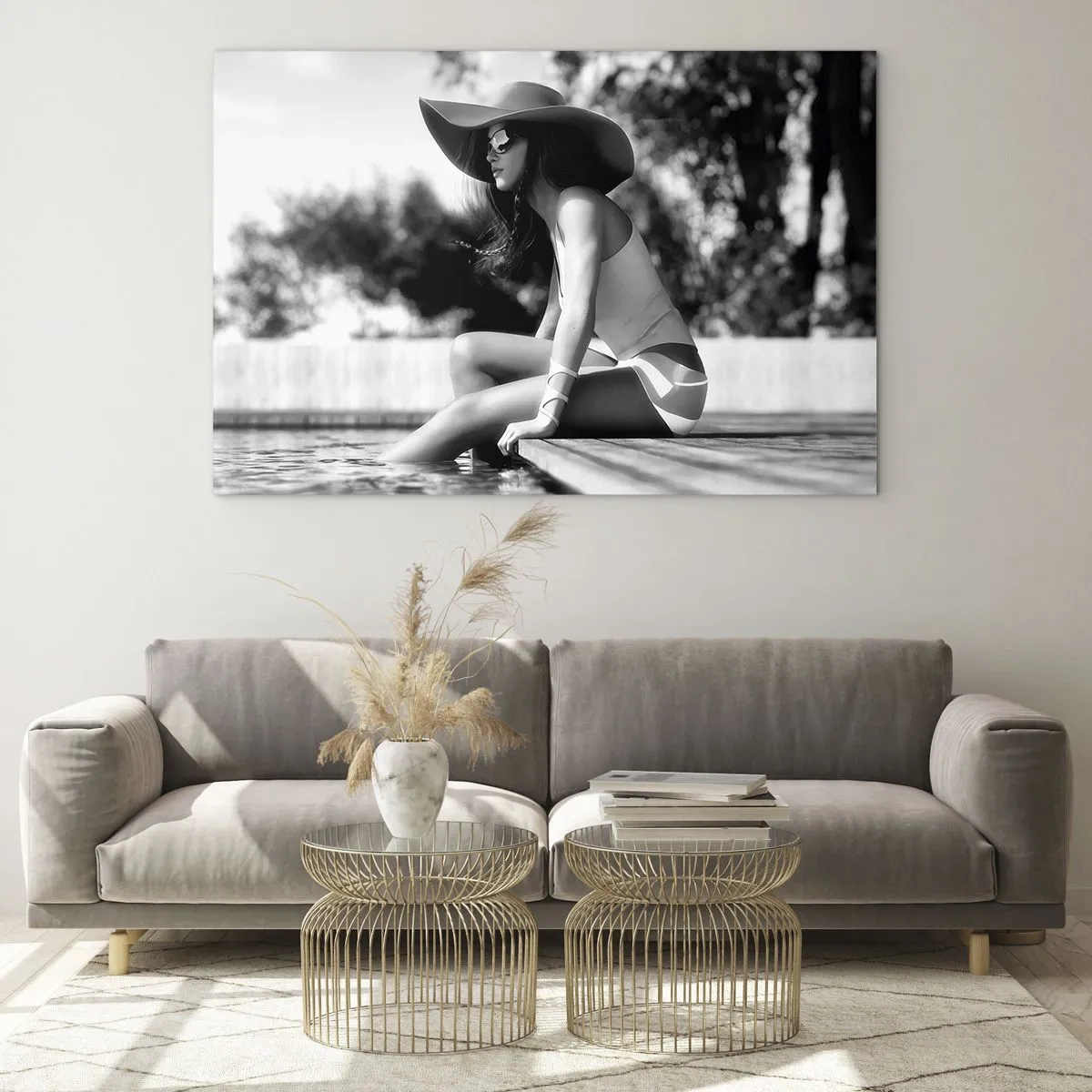 Glastavla - Bild på glas - Kvinna med hatt som sitter vid poolen i svartvitt - 70x50cm - En sommardröm - Modern väggdekoration för vardagsrum och sovrum ARTTOR