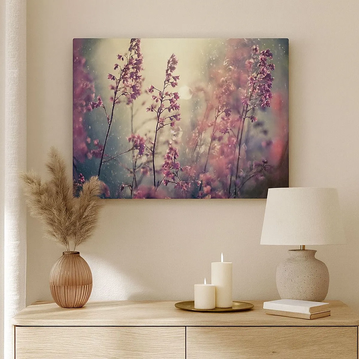 Canvastavla - Bild på duk - Blommor i solljus mot naturens bakgrund - 70x50cm - Hemlighetsfull trädgård - Modern väggdekoration för vardagsrum och sovrum ARTTOR