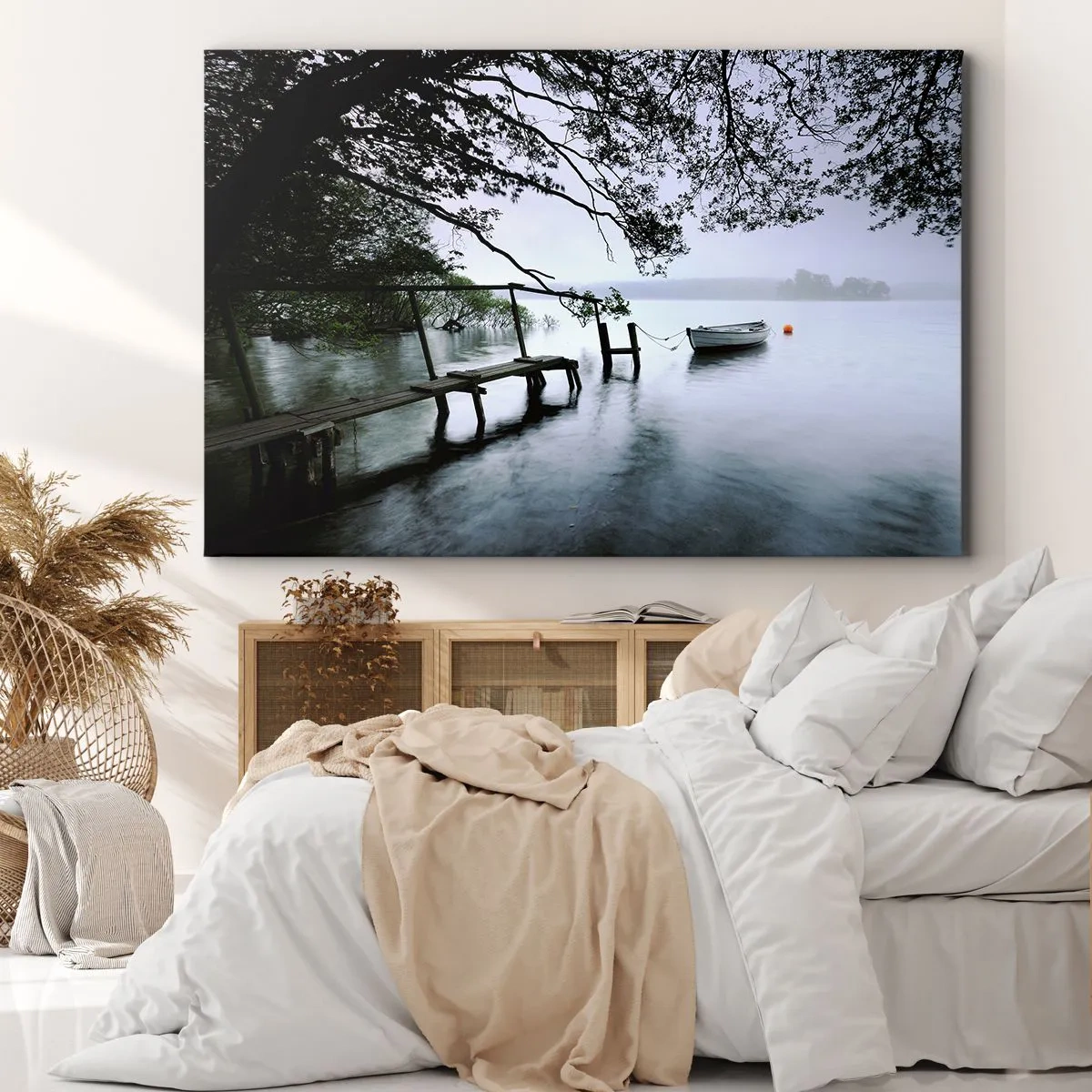 Canvastavla - Bild på duk - En brygga över vattnet med en båt i bakgrunden omgiven av ett dimmigt landskap - 70x50cm - Så kopplar du av - Modern väggdekoration för vardagsrum och sovrum ARTTOR