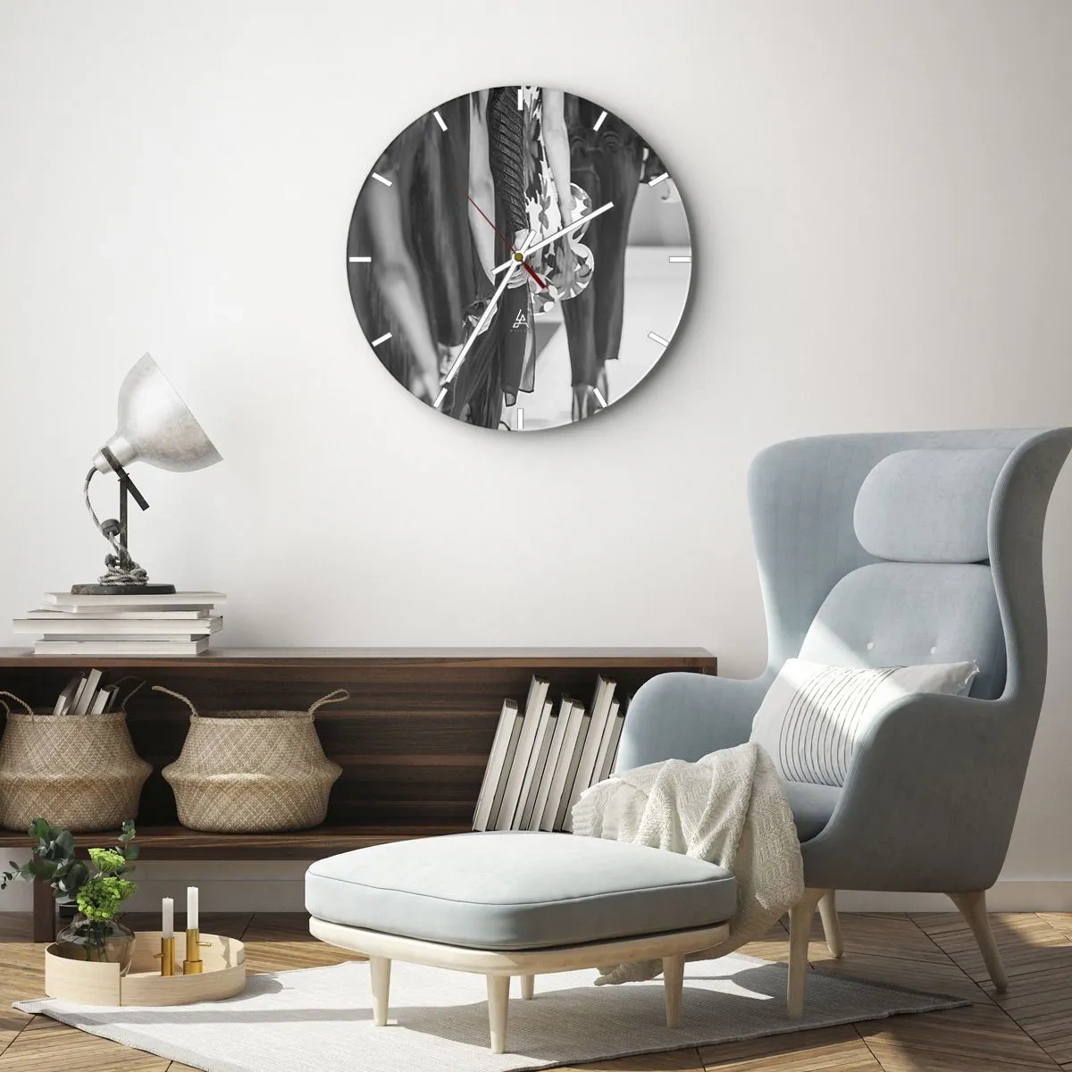 Väggklocka - Klocka på glas - Svartvita silhuetter av modeller i eleganta kläder - 30x30cm - En elegant parad - Modern väggdekoration för vardagsrum, kök och sovrum ARTTOR