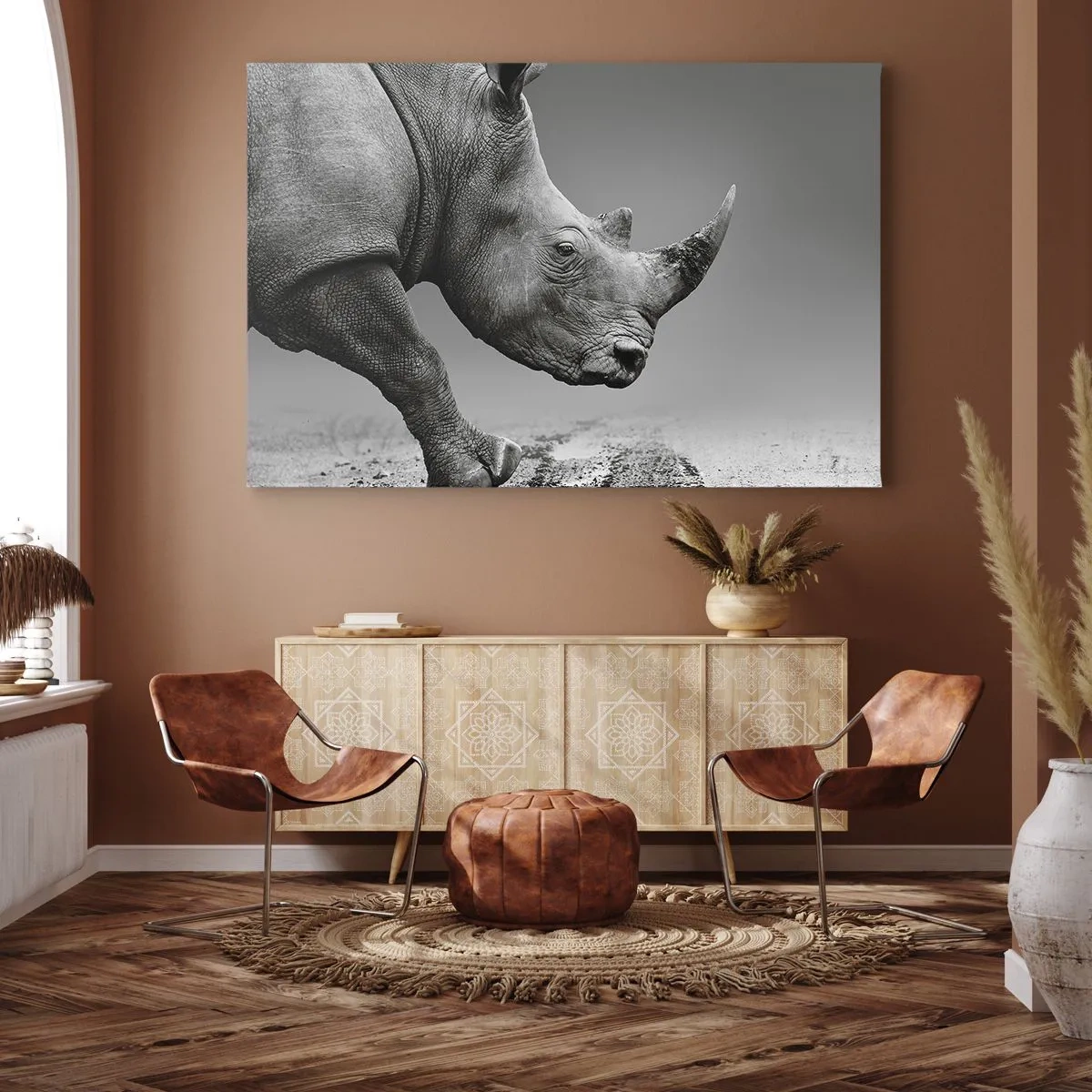Canvastavla - Bild på duk - Porträtt av en noshörning mot bakgrund av en grå öken - 70x50cm - Ostoppbar kraft - Modern väggdekoration för vardagsrum och sovrum ARTTOR