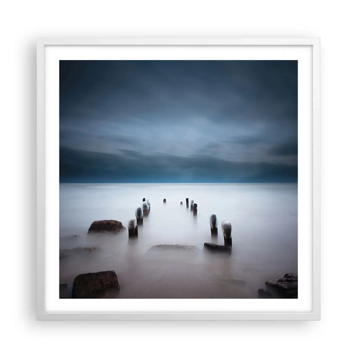 Affisch i vit ram - Fundersam sjö - 60x60 cm