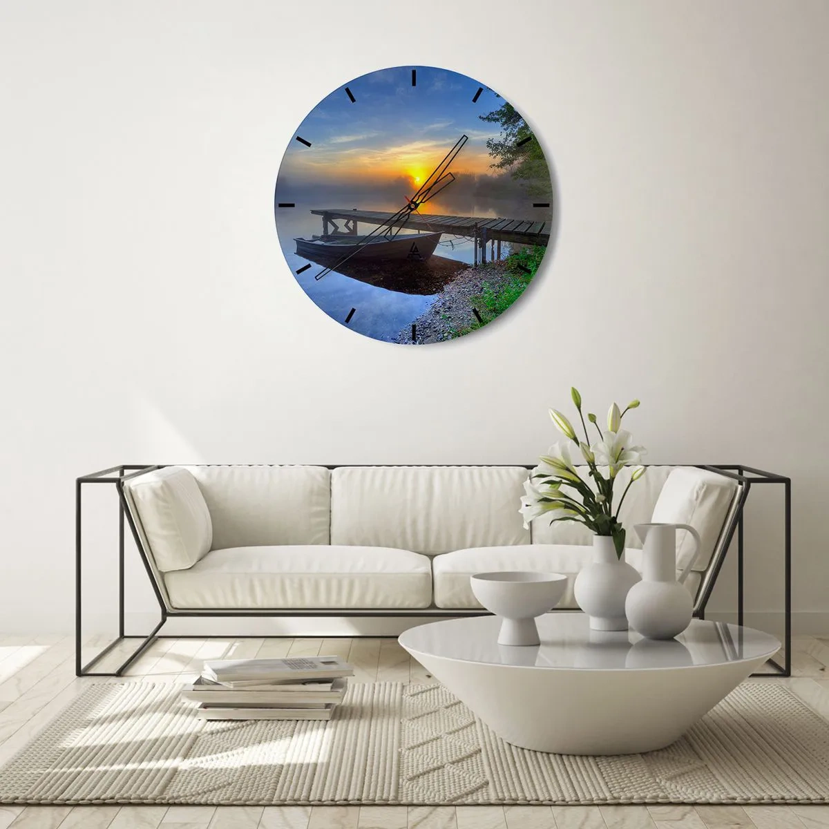 Väggklocka - Klocka på glas - En båt vid piren under soluppgången över sjön - 30x30cm - Det vanliga förvandlas till det magiska - Modern väggdekoration för vardagsrum, kök och sovrum ARTTOR