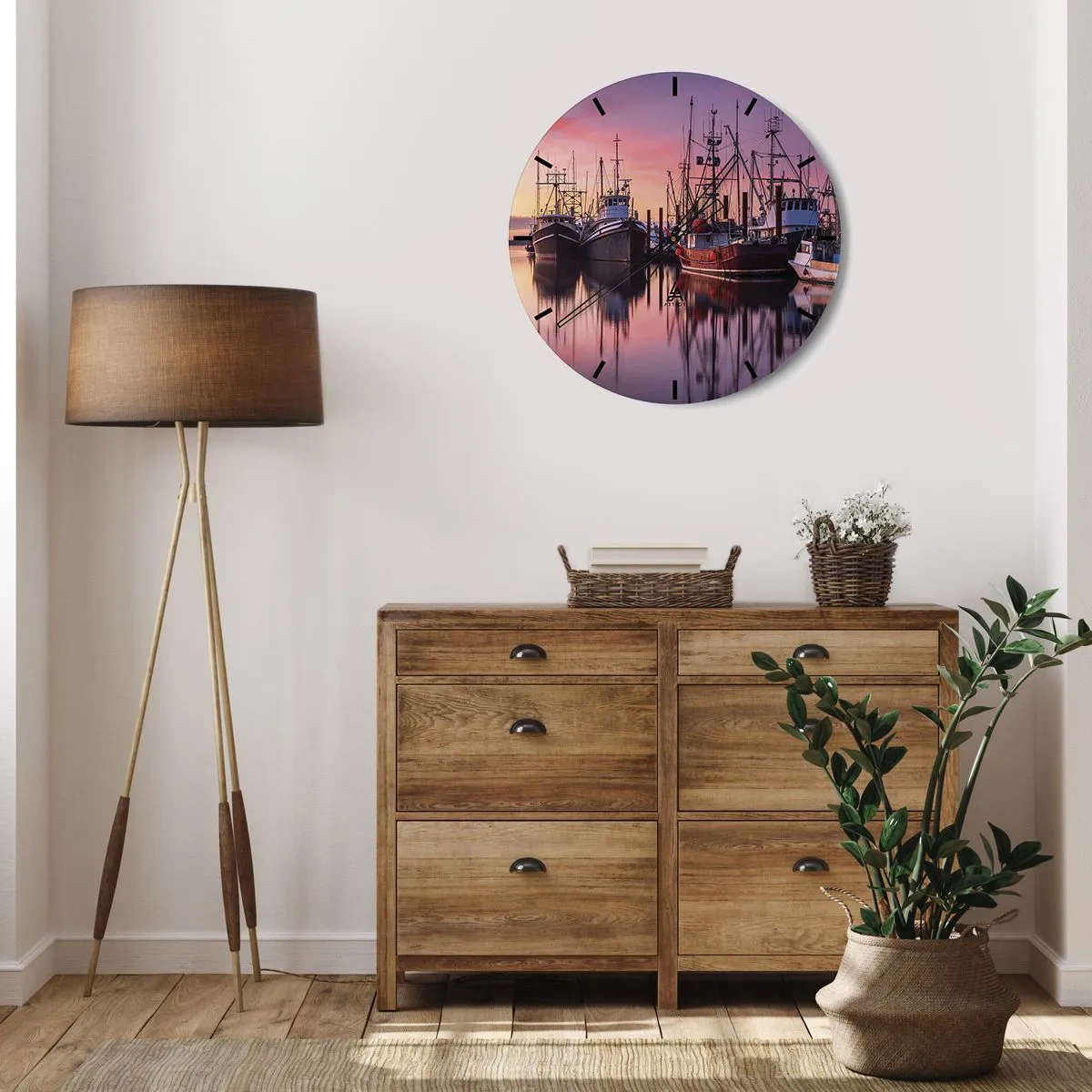Väggklocka - Klocka på glas - Fiskebåtar förtöjda i hamnen vid solnedgången - 30x30cm - Inför nästa dag - Modern väggdekoration för vardagsrum, kök och sovrum ARTTOR