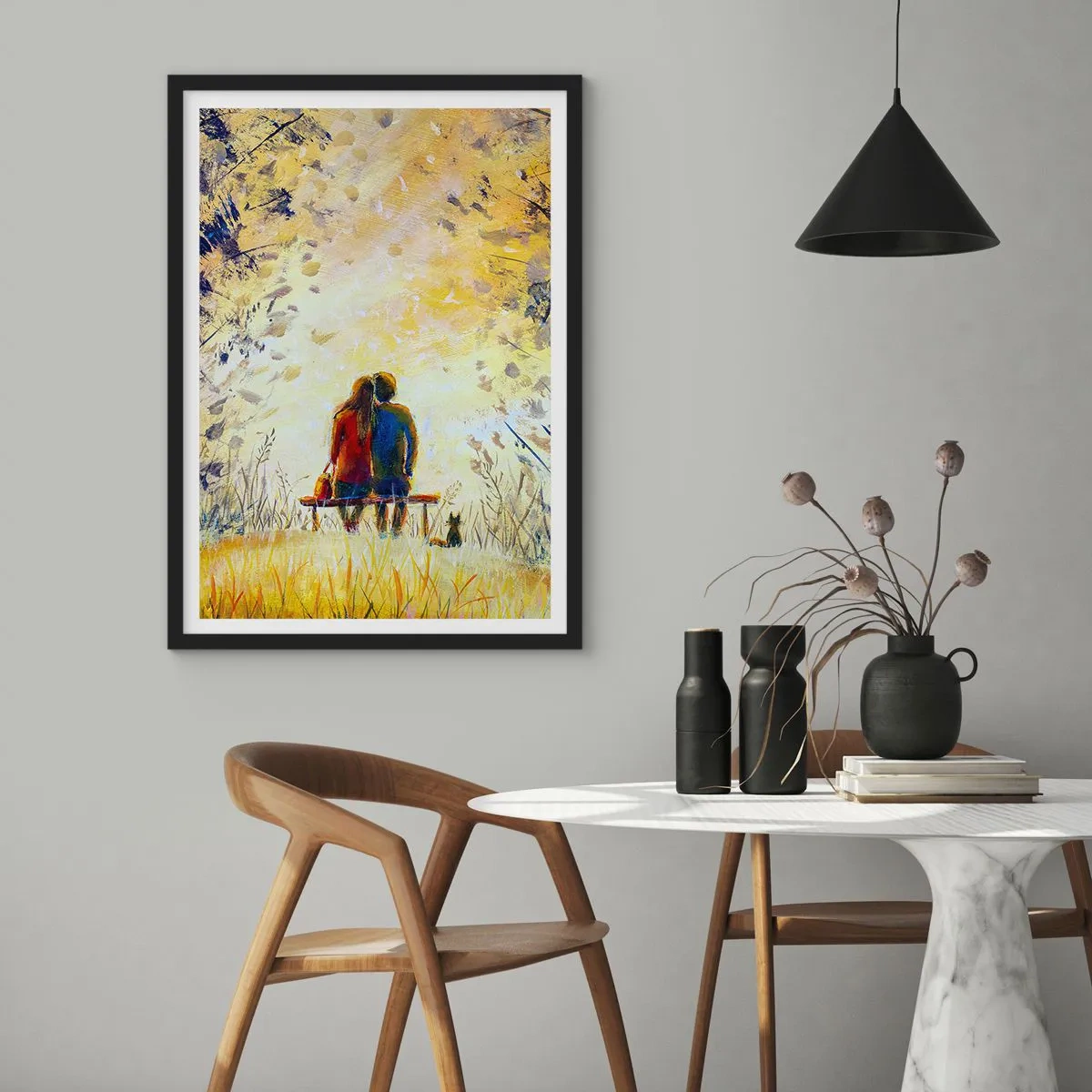 Affisch i svart ram - Ett par som sitter på en bänk bland höstfärger i solnedgången - 50x70cm - Magisk stund - Modern väggdekoration för vardagsrum och sovrum ARTTOR