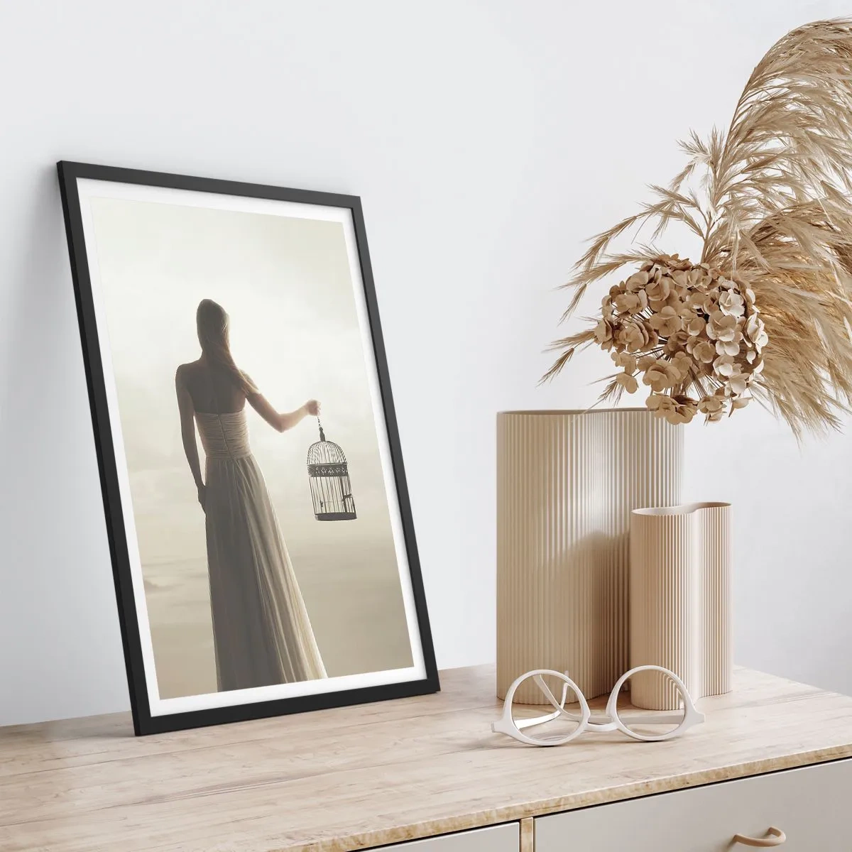 Affisch i svart ram - Var fri - 70x100 cm