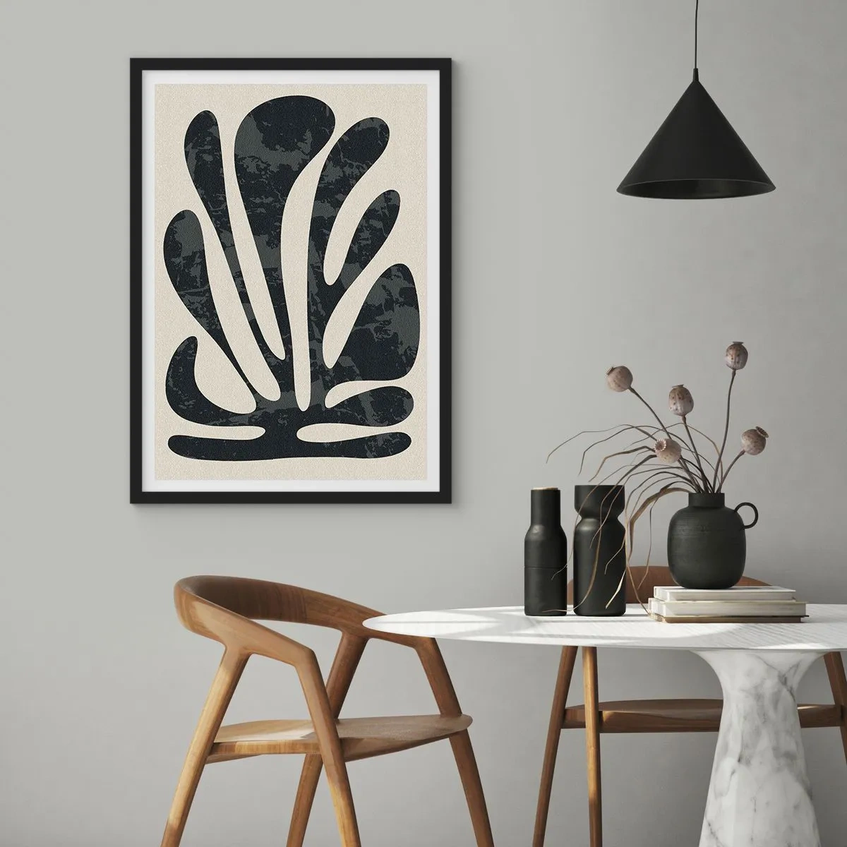 Affisch i svart ram - Abstrakt svart växtform på en beige bakgrund - 50x70cm - Abstraktion med flera fingrar - Modern väggdekoration för vardagsrum och sovrum ARTTOR