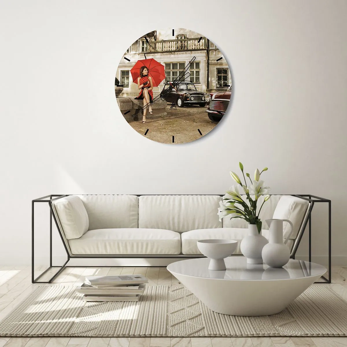 Väggklocka - Klocka på glas - En kvinna med ett rött paraply framför retrobilar. - 30x30cm - Sentimental miniresa - Modern väggdekoration för vardagsrum, kök och sovrum ARTTOR