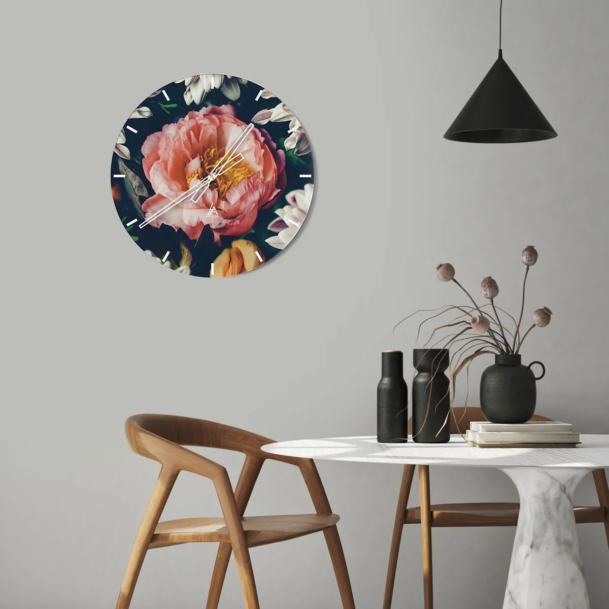 Väggklocka - Klocka på glas - Närbild av en rosa pionblomma omgiven av andra blommor - 30x30cm - Med barockprakt - Modern väggdekoration för vardagsrum, kök och sovrum ARTTOR