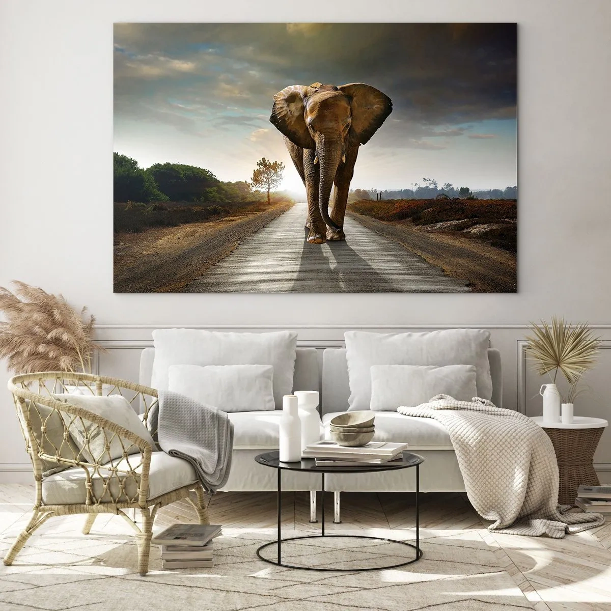 Glastavla - Bild på glas - En elefant som går längs vägen i solnedgången - 70x50cm - Inte alls i en porslinsbutik - Modern väggdekoration för vardagsrum och sovrum ARTTOR