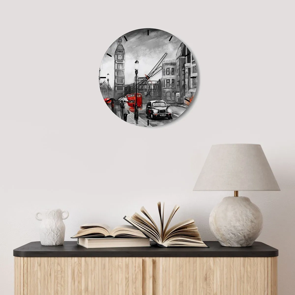 Väggklocka - Klocka på glas - Big Ben och en gata i London med en röd buss och taxi - 30x30cm - Inte alls en grå stad - Modern väggdekoration för vardagsrum, kök och sovrum ARTTOR