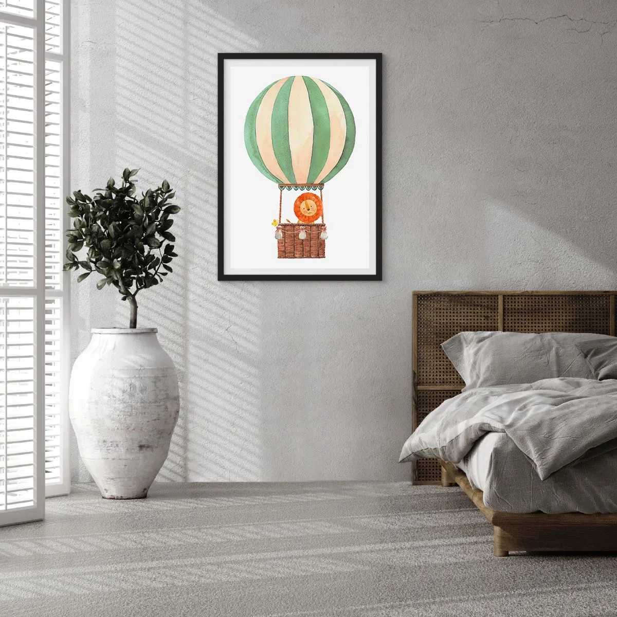 Affisch i svart ram - En vacker akvarell illustration av ett lejon som reser i en luftballong mot en vit bakgrund. - 50x70cm - Leons resor - Modern väggdekoration för vardagsrum och sovrum ARTTOR