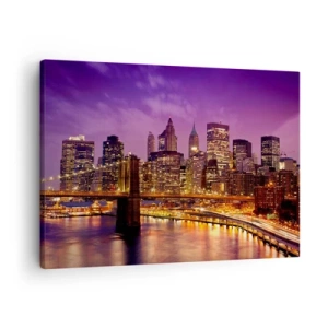 Canvastavla - Bild på duk - Panorama över staden med bron i kvällsljuset mot den lila himlen - 70x50cm - Manhattan i violett och guld - Modern väggdekoration för vardagsrum och sovrum ARTTOR