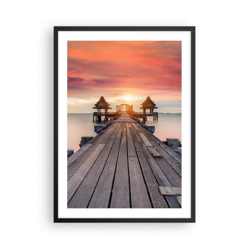 Affisch i svart ram - En träbrygga med solnedgången över vattnet i bakgrunden - 50x70cm - Skymning i öst - Modern väggdekoration för vardagsrum och sovrum ARTTOR