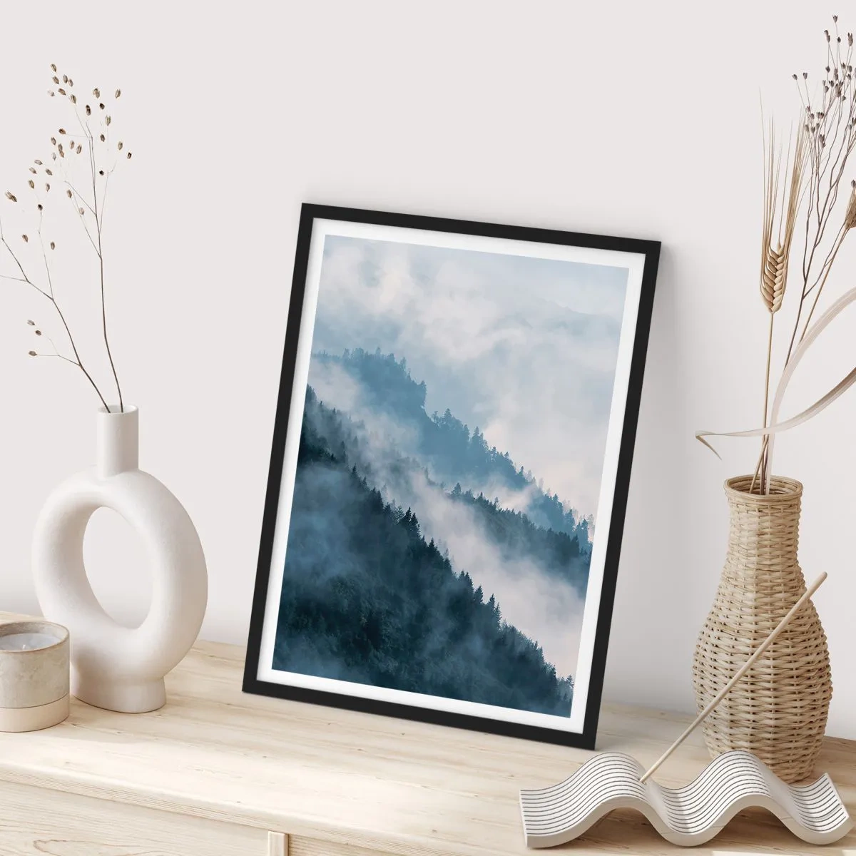 Affisch i svart ram - Dimmiga berg täckta med skog - 50x70cm - Fjällens mystik - Modern väggdekoration för vardagsrum och sovrum ARTTOR