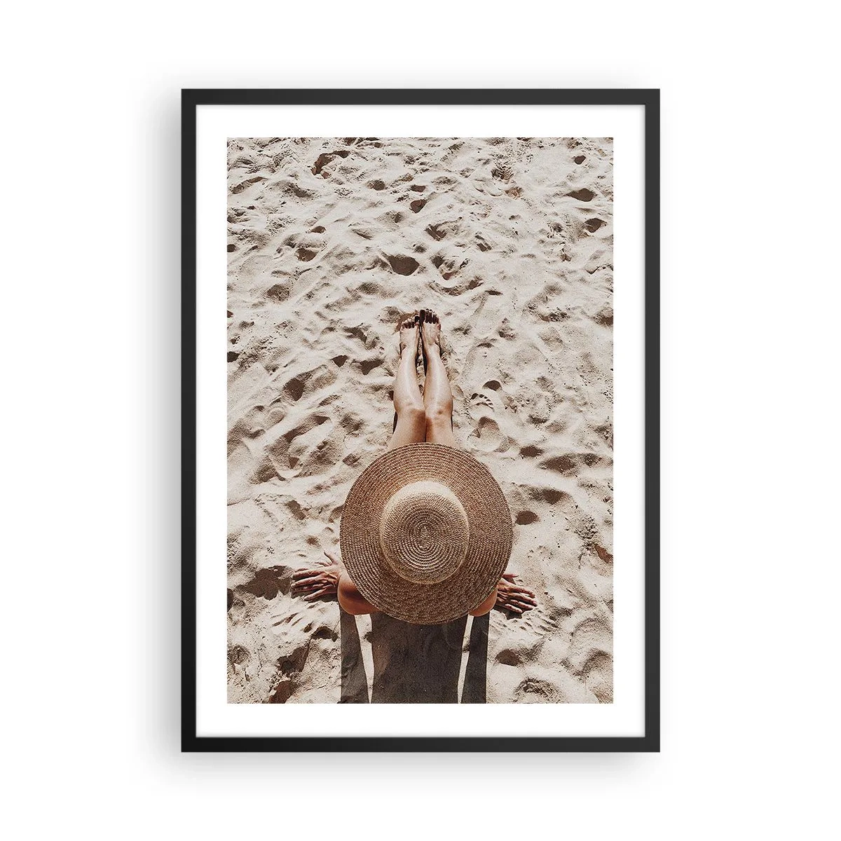 Affisch i svart ram - Person som solar på stranden, ovanifrån med en stor hatt mot sanden - 50x70cm - En drömtid - Modern väggdekoration för vardagsrum och sovrum ARTTOR