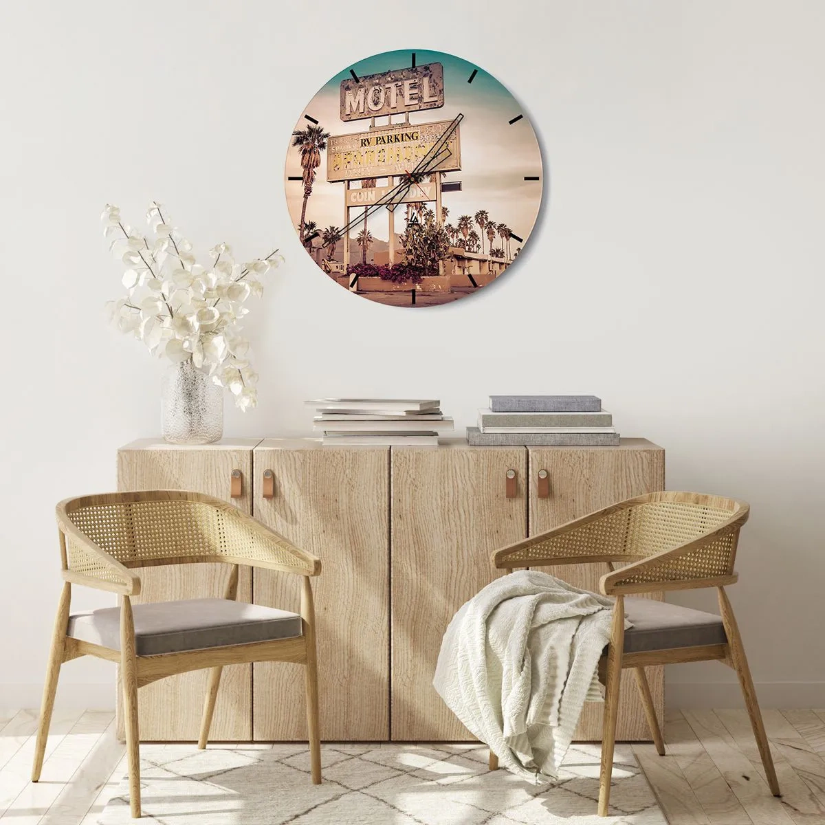Väggklocka - Klocka på glas - Retro motellskylt med palmer i bakgrunden på en ökenväg - 30x30cm - Här står tiden stilla - Modern väggdekoration för vardagsrum, kök och sovrum ARTTOR