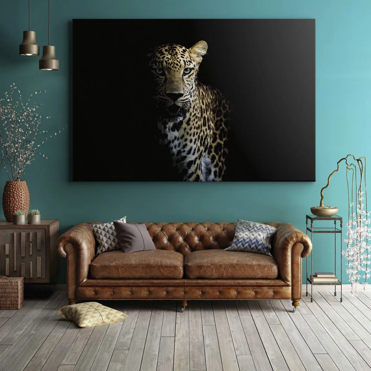 Canvastavla - Bild på duk - En leopard mot en mörk bakgrund med en intensiv blick - 70x50cm - Mörk skönhet - Modern väggdekoration för vardagsrum och sovrum ARTTOR
